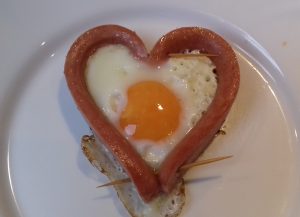 valentin napi reggeli - virsli tojással