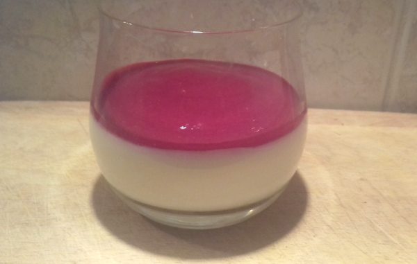 Valentin napi desszert - málnás panna cotta Valentin napi desszert - málnás panna cotta