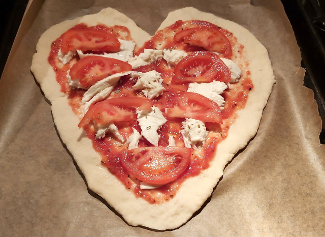 szív alakú pizza sütés előtt