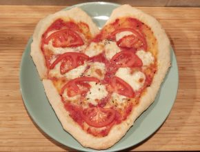 szív alakú pizza házilag, valentin-napi pizza