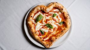 szív alakú pizza tányéron