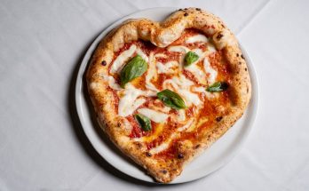 szív alakú pizza tányéron