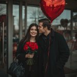 mit gondolnak a párok Valentin-napról, szerelmes pár virággal és lufival